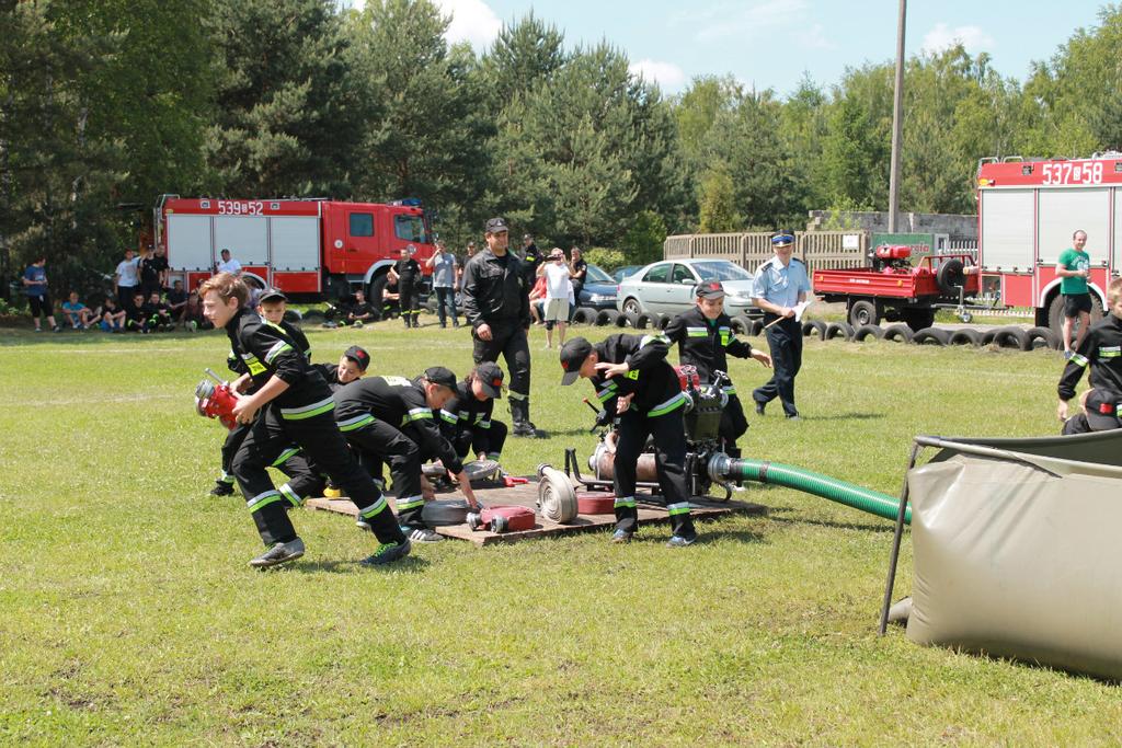 Starsi juniorzy wykazali się w sztafecie oraz ćwiczeniach bojowych, natomiast przedszkolaki przedstawiły ćwiczenia sprawnościowe.