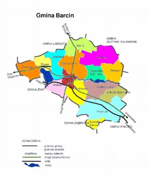 Gminę Barcin zamieszkuje 15 055 osób ( meldunek stały ), z tego 7 991 osób w Barcinie i 7 064 osoby w miejscowościach wiejskich.
