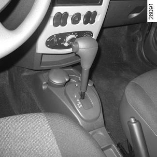 AUTOMATYCZNA SKRZYNIA BIEGÓW (2/3) 4 1 Przypadki szczególne W niektórych sytuacjach podczas prowadzenia samochodu, (np: ochrona silnika) automat może sam ustawić bieg. Podobnie w celu uniknięcia tzw.