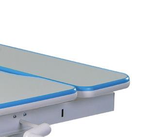 Pod blatem znajduje się wysuwana szuflada,
