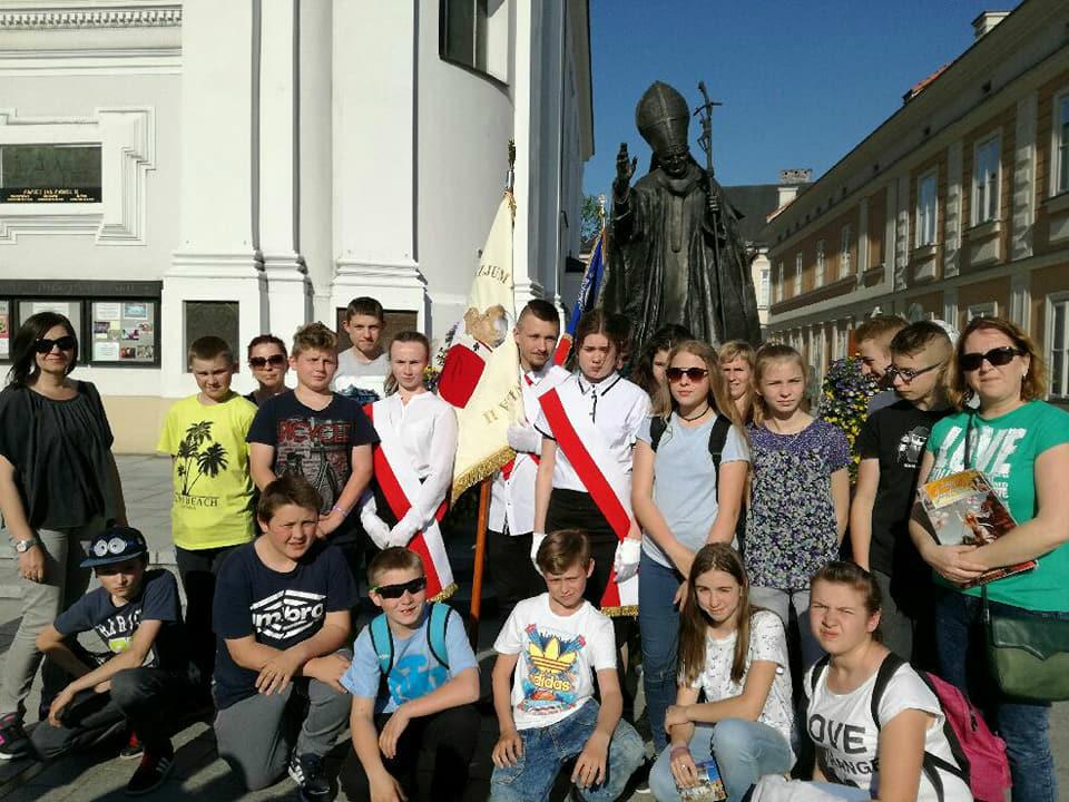 Młodzież w grupach mogła zasmakować wiosennych nowalijek, które były częścią smakowitych kanapek. Wspólne planowanie, robienie potraw dostarcza młodzieży dużo frajdy, ale też zaangażowania w pracę.