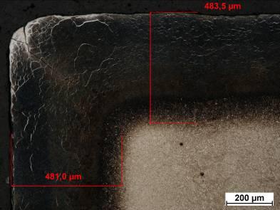 Struktura przypowierzchniowa matryc do wyciskania profili aluminiowych 13 Rys. 12. NaroŜnik obszaru kalibrującego matrycy azotowanej 4-krotnie Fig. 12. Corner of the bearing area of a die nitrided 4 times 3.