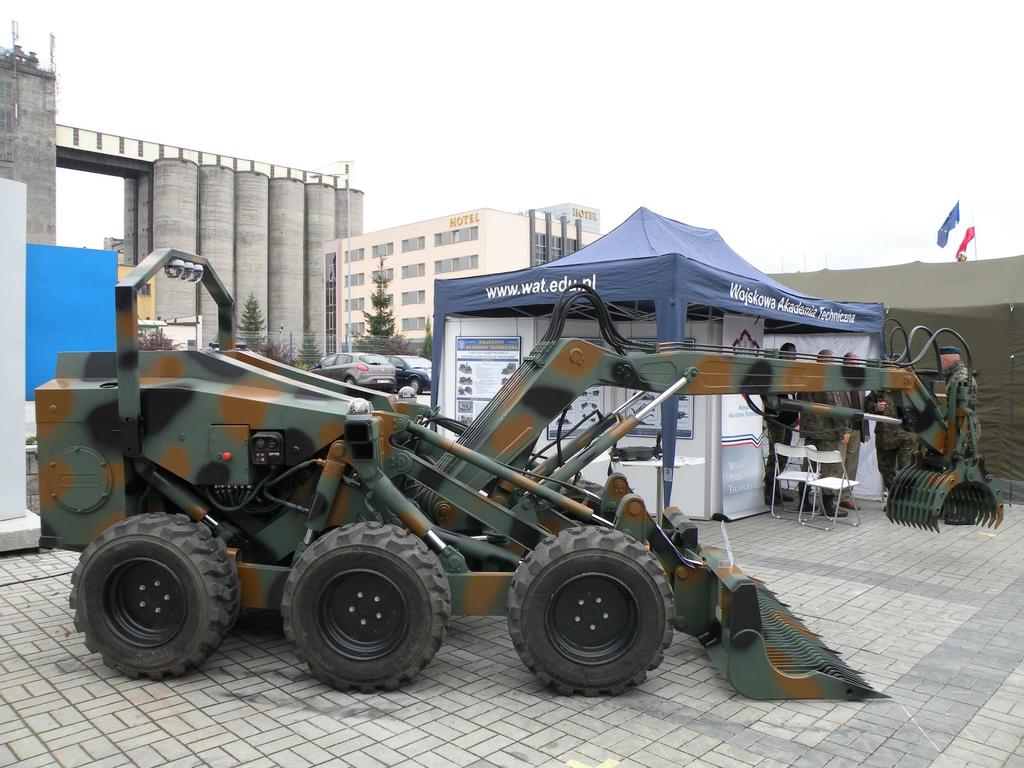 WYMAGANIA STAWIANE PLATFORMOM MOBILNYM... 89 Rys.6. InŜynieryjny robot wsparcia misji EOD/IED Marek Rys.7.