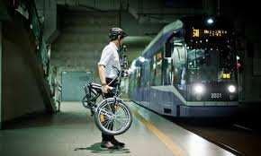 TRANSPORT I MOBILOŚĆ MIEJSKA cd Z m i a n y p r z e p i s ó w przegląd treści rozporządzenia MTBiGM w sprawie warunków technicznych dla dróg publicznych i ich usytuowania pod katem preferencji dla