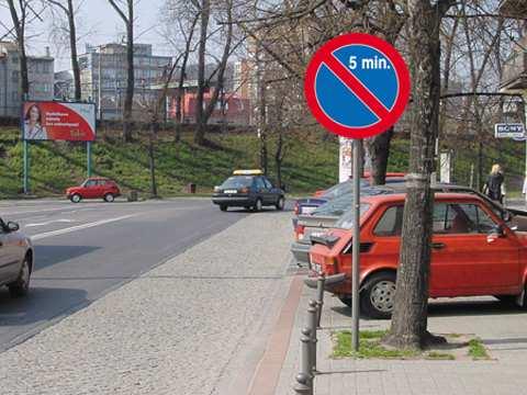 Z043 43 W tej sytuacji pojazdy stojące na chodniku: A. powinny być ustawione przy krawędzi jezdni, Tak B.