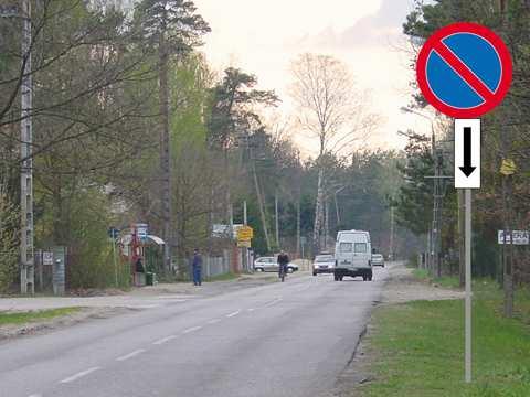 Tak Z045 45 W tej sytuacji postój pojazdu jest zabroniony na: A. jezdni - przed tym znakiem, Tak B. poboczu - przed tym znakiem, Tak C.