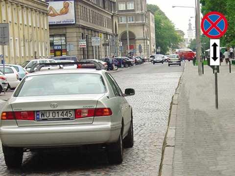 Z050 50 W tej sytuacji zabronione jest zatrzymanie pojazdu na: A. jezdni - za tym znakiem, Tak B. chodniku - za tym znakiem, Tak C. jezdni - przed tym znakiem.