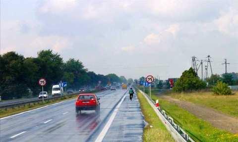 Z560 1206 Całkowita droga zatrzymania samochodu osobowego na mokrej jezdni o nawierzchni bitumicznej, jadącego z prędkością 110 km/h, mieści się w