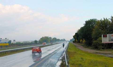 Tak Z561 1207 W czasie jednej sekundy, odpowiadającej średniemu czasowi reakcji kierowcy, samochód osobowy jadący z prędkością 90 km/h przejeżdża: