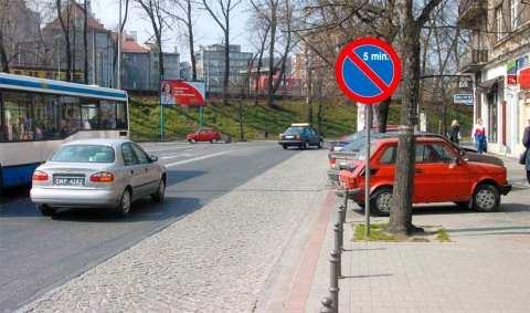 A067 1259 Za tym znakiem na chodniku zabroniony jest postój motocykli: A. do 5 minut, Nie B. powyżej 5 minut, Tak C. w dni powszednie od zmierzchu do świtu.