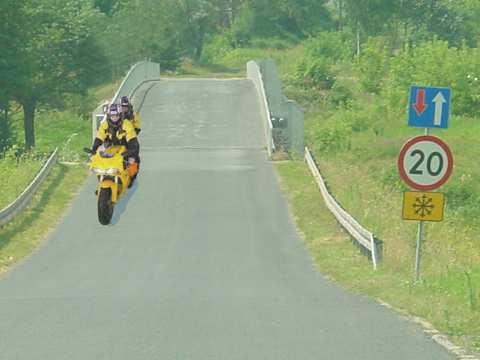 A023 510 Kierującemu motocyklem nie wolno przewozić na tylnym siedzeniu pasażera: A. w stanie nietrzeźwości Tak B. w wieku poniżej 10 lat Nie C.