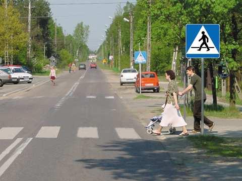 Z521 1164 W tej sytuacji, dojeżdżając do skrzyżowania, kierujący pojazdem: A. powinien zachować szczególną ostrożność, Tak B.