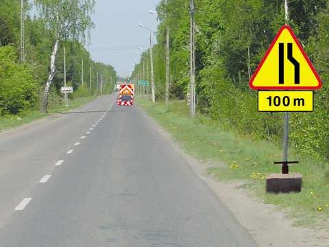 Z525 1171 Znak ten oznacza, że należy spodziewać się zwężenia drogi: A. na odcinku 100 metrów, Nie B.