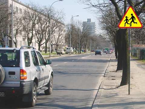 Nie Z527 1173 W tej sytuacji kierujący pojazdem jest ostrzegany o: A. przejściu dla pieszych, Nie B.