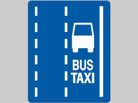 D015 812 Widząc ten znak kierujący autobusem komunikacji publicznej: A. może jechać prawym lub lewym pasem ruchu Tak B. powinien jechać tylko prawym pasem ruchu Nie C.