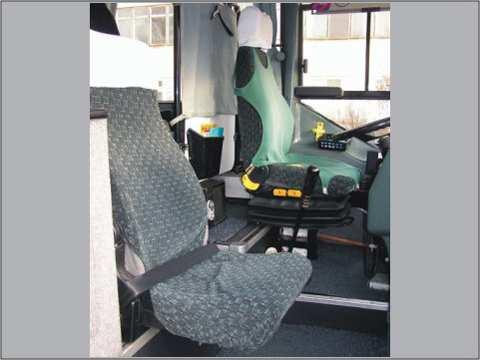 D208 1050 Jeżeli autobus jest wyposażony w pasy bezpieczeństwa, to przewóz dziecka do lat 12 na przednim siedzeniu jest dozwolony: A. pod warunkiem zapięcia tych pasów Nie B.