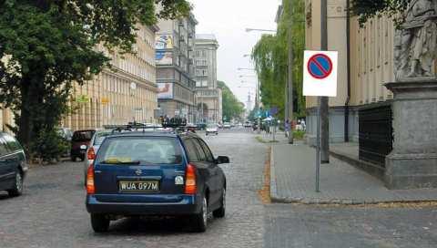 Z579 1236 Znak ten zabrania wjazdu: A. pojazdom wolnobieżnym, Tak B. motocyklom jednośladowym, Nie C. pojazdom zaprzęgowym.