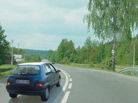 Nie Z083 83 Po wyprzedzaniu pojazdu, kierujący tym pojazdem powinien wjechać na prawy pas ruchu: A.