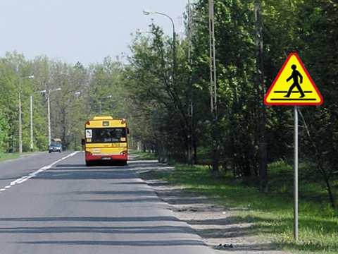 przejściu dla pieszych, Tak C. miejscu częstych wypadków z pieszymi. Nie Z017 17 W tej sytuacji kierujący pojazdem powinien: A.