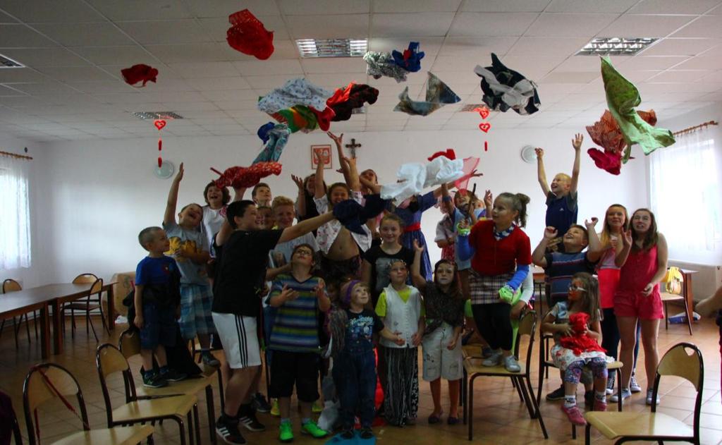 Zabawy dzieci w Rypałkach. WICHURA W niedzielę 19 lipca 2015 roku gminę Rypin nawiedziła silna, groźna w skutkach wichura. Uszkodzone zostały dachy na budynkach mieszkalnych i gospodarczych.
