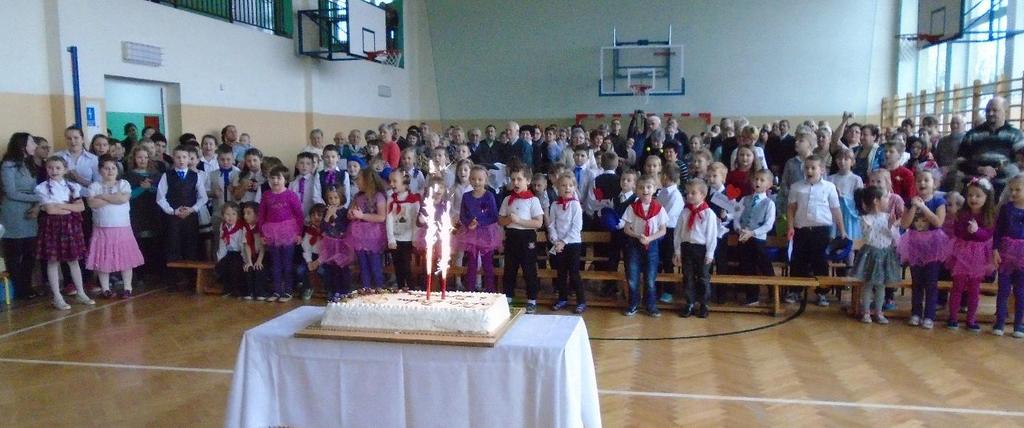 Dzień Babci i Dziadka w Szkole Podstawowej w Sadłowie. PRZEKAZANIE SAMOCHODU POŻARNICZEGO W grudniu 2014 roku Ochotnicza Straż Pożarna w Kowalkach otrzymała nowy samochód pożarniczy.