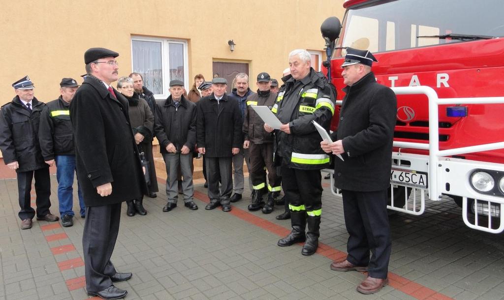 Na pierwszym planie: Janusz Tyburski, Jędrzej Zimnicki, Marek Mularski. KOLĘDY I PASTORAŁKI Szkoła Podstawowa im.