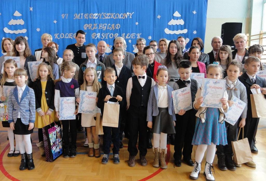 Uczestnicy i ich opiekunowie oraz goście przeglądu. TURNIEJ WIEDZY POŻARNICZEJ W dniu 13 marca 2015 roku w sali konferencyjnej Urzędu Gminy Rypin odbyła się 14.