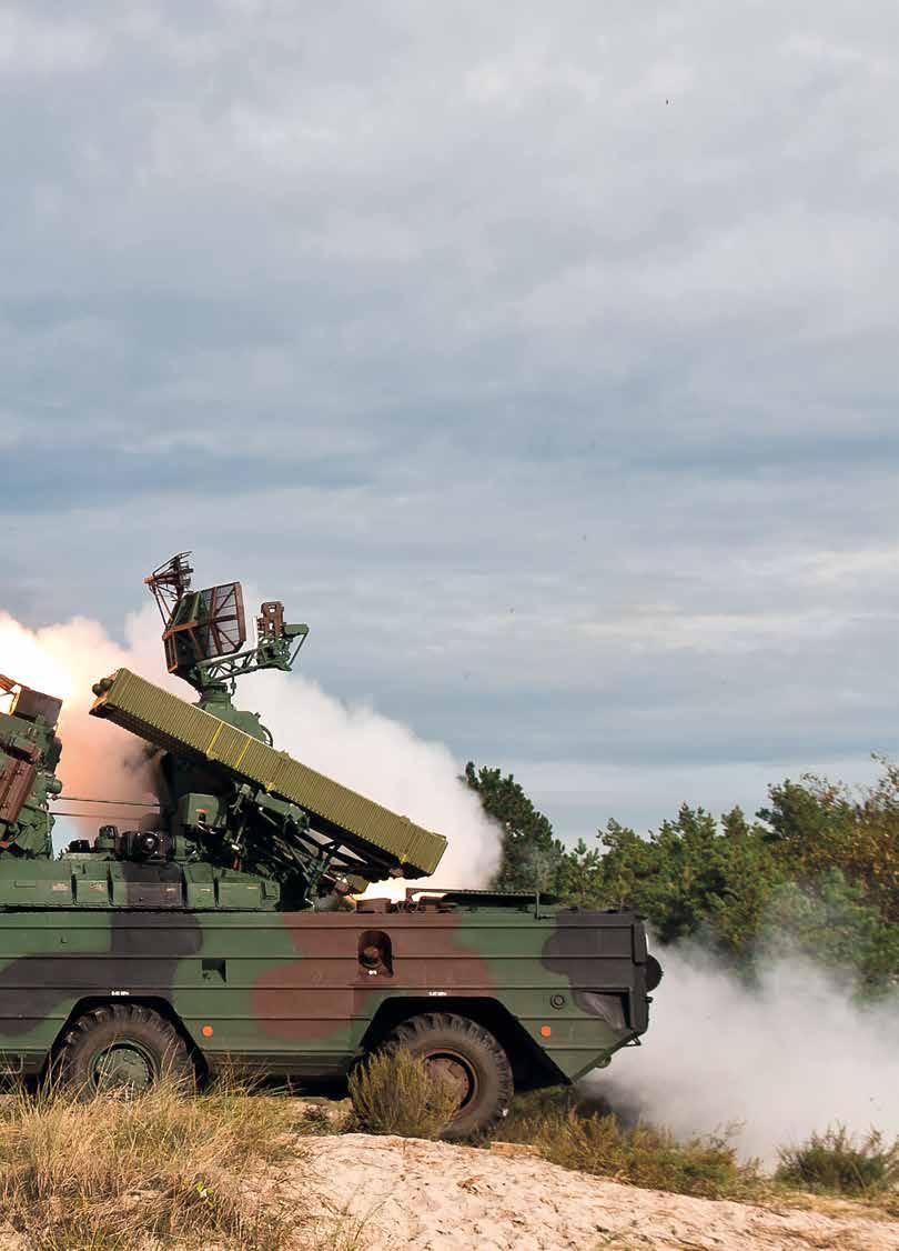 W OBIEKTYWIE PRZECIWLOTNICZY RAKIETOWY WÓZ BOJOWY (PRWB) OSA-AK (W KODZIE NATO SA-8 GECKO) SŁUŻY DO ZWALCZANIA CELÓW POWIETRZNYCH W KAŻDYCH WARUNKACH ATMOSFERYCZNYCH.
