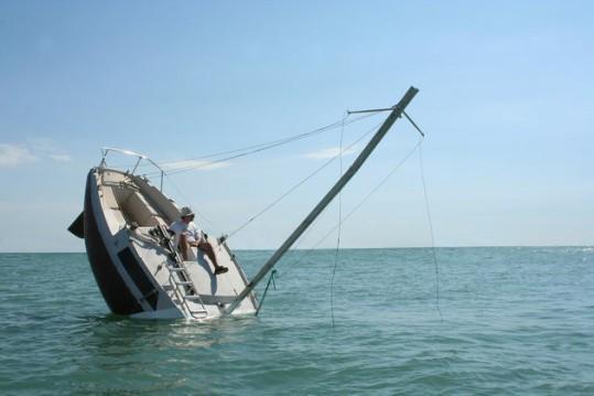 Przykładowa transmisja tuż po nadaniu DSC Distress Alert : Mayday, Mayday, Mayday This is Yacht Neptun, Neptun, Neptun, Call-sign 2GBH4, MMSI 235765435 Przerwa 15 sekund Mayday Neptun, Call-sign