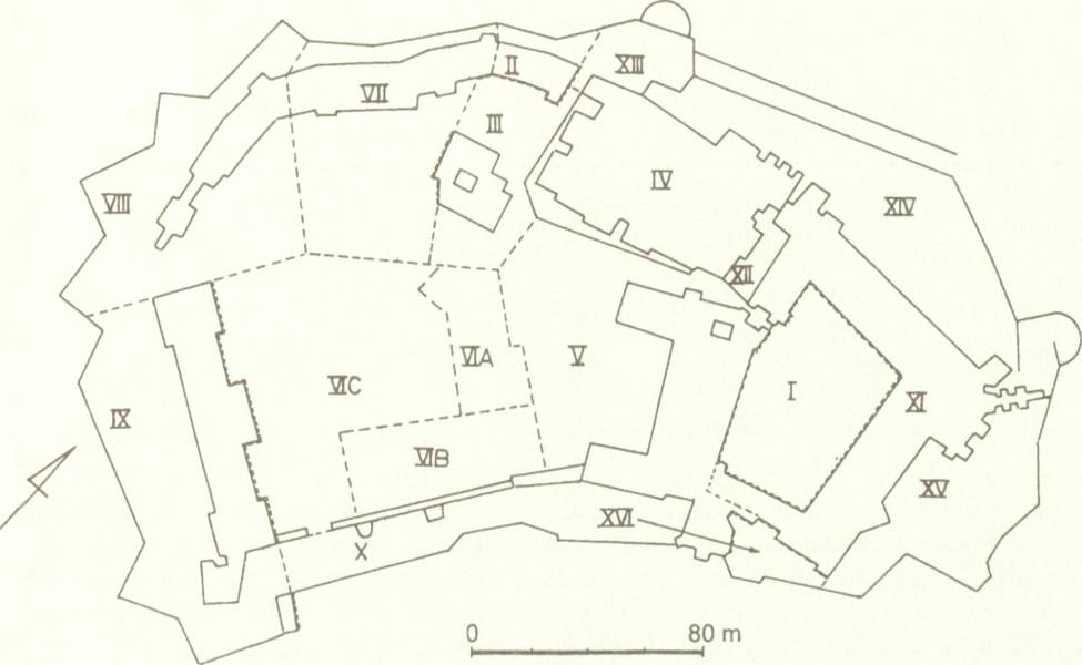 W następnych latach (1980-81, 1982-83) istnienie konstrukcji skrzyniowej potwierdziły odkrycia dokonane w północno-zachodniej części wzgórza w wykopach: 1/80-81, rejon VIII (ryc.