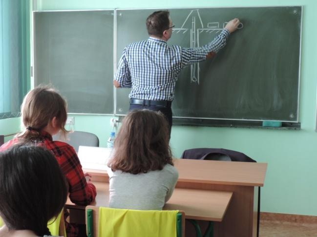 Omówiono zakres wykonywanych prac na wiertni w laboratorium polowym, prowadzone dobowe badania fizyko-chemiczne i