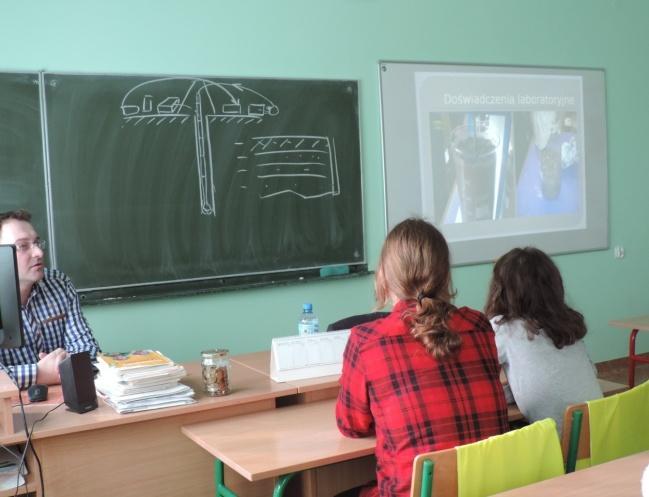 Omówiono sposoby wiercenia otworów rozpoznawczych i eksploatacyjnych oraz rodzaje stosowanych płynów wiertniczych.