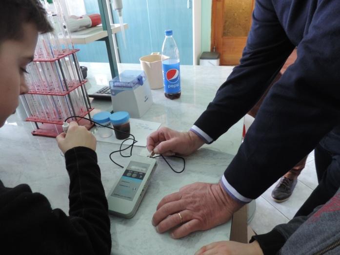 Tamże w laboratorium uczestniczyliśmy w pokazie doświadczeń związanych z badaniem gęstości,