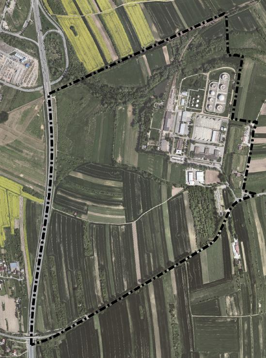W centralnej części obszaru zlokalizowane są budynki usługowe (baza) związane z branżą paliwową. Ponadto przy ul. Powstania Listopadowego znajdują się budynki usługowe związane z branżą chemiczną.