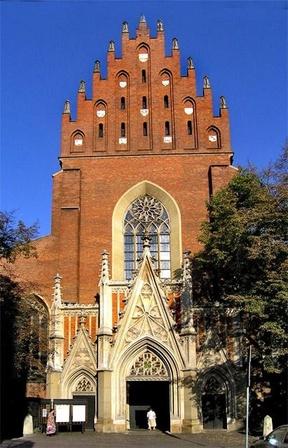 pierwszą linię pocztową, łączącą z Wenecją. Bliżej prezbiterium jest kaplica rodu Myszkowskich (św. Dominika) zbudowana na wzór kaplicy zygmuntowskiej.
