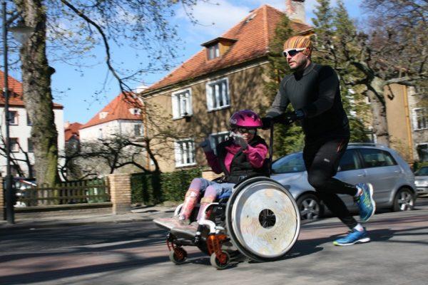 Niepełnosprawna dziewczynka wystartuje w triathlonie Paulinka w czerwcu skończy 10 lat. Jest pogodna i niezwykle rozmowna. Cierpi na porażenie mózgowe, czterokończynowe, spastyczne.