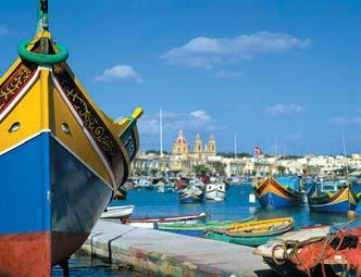 Malta zachwyca śródziemnomorskim klimatem i krystalicznie czystą wodą, a także śladami burzliwej i skomplikowanej historii w postaci zapierających dech w piersiach budowli i dzieł sztuki