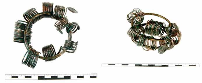 Fig. 3. Kułakowice Drugie, dist. Hrubieszów: damaged ornaments strung on a bronze rod (part of a multi-element bronze hoard of a metallurgist) (photo by A. Hyrchała) Ryc. 3. Kułakowice Drugie, pow.
