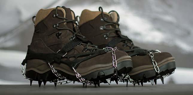 Zaletą raczków Climbing Technology Ice Traction Crampons jest prosty sposób zakładania. (fot. 8a.pl) Model Ice Traction Crampons posiada aż 12 zębów z hartowanej stali. (fot. 8a.pl) całej powierzchni, a przede wszystkim w przedniej części buta.