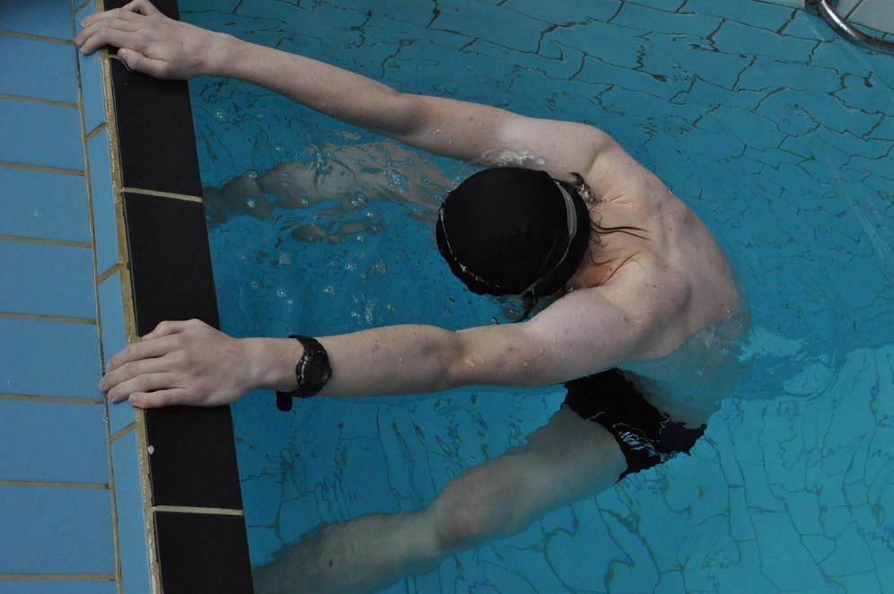 Maciej Zawadzki Autorska koncepcja ćwiczeń hydrokinezyterapeutycznych... Ćwiczenie 6 Zdjęcie 3. Asymetryczne oddychanie.