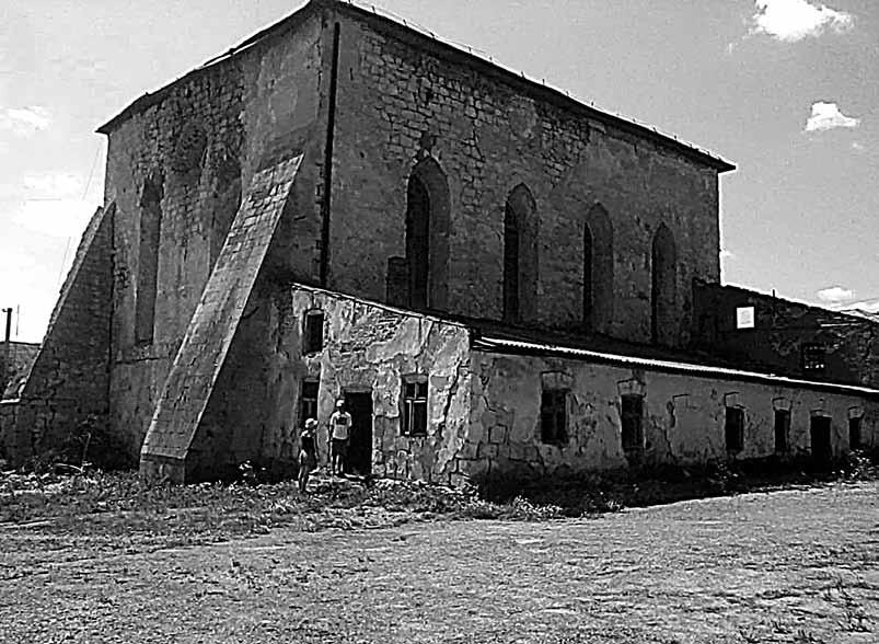 Il. 46. Podhajce. Synagoga go lub drewnianego pomieszczenia o prostym kształcie prostopadłościanu, o dachu półkolistym lub dwuspadowym. Zwykle posiada także drzwi, a czasem okienka.