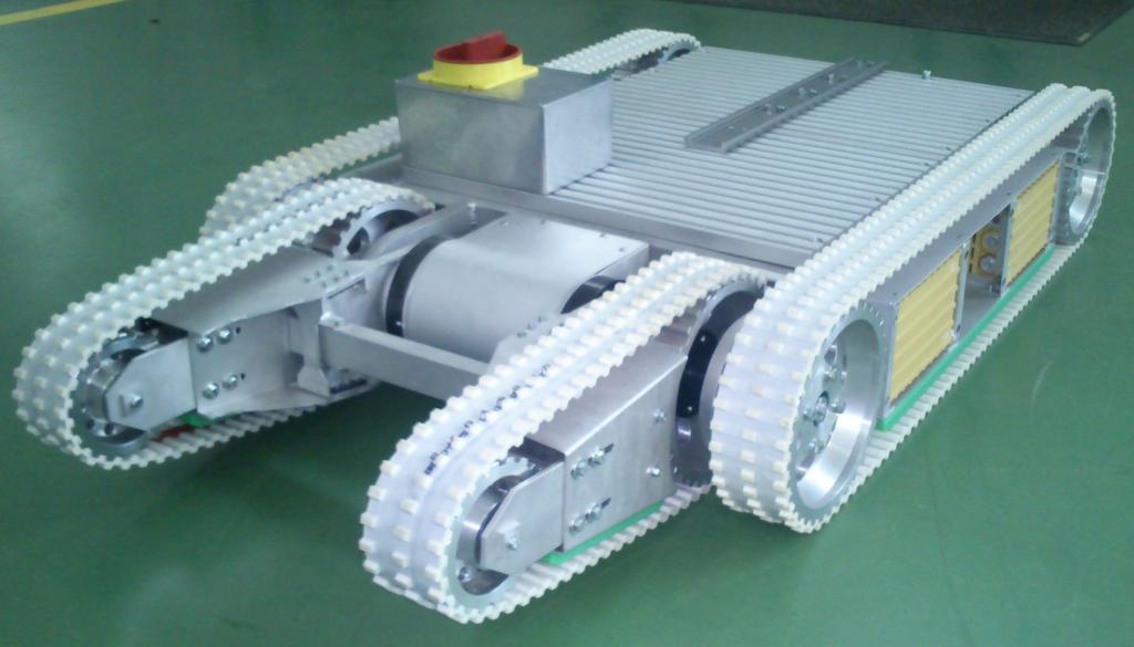 Wielozdaniowe mobilne roboty do inspekcji obiektów technicznych Rys. 1. Platforma gasienicowa dla robota Transporter oraz Explorer cyduje operator podczas wykonywania poszczególnych zadan.