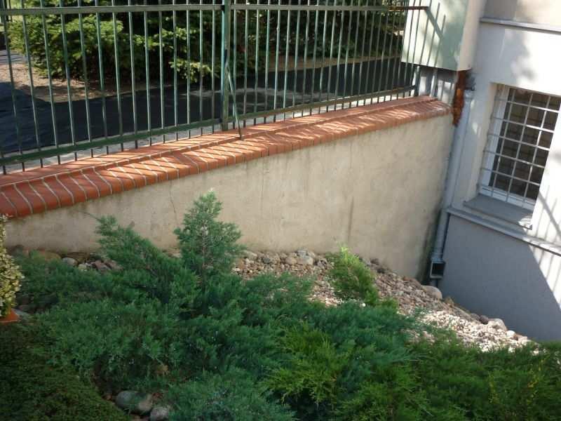2. Wykonanie elewacji zewnętrznych ścian oporowych 2.5. Wykonanie tynku elewacyjnego na przylegających murkach oporowych Str: 10 murek oporowy obok ściany bocznej: 5.70 * 0.15 + 0.5 * 5.70 * 1.65 + 1.