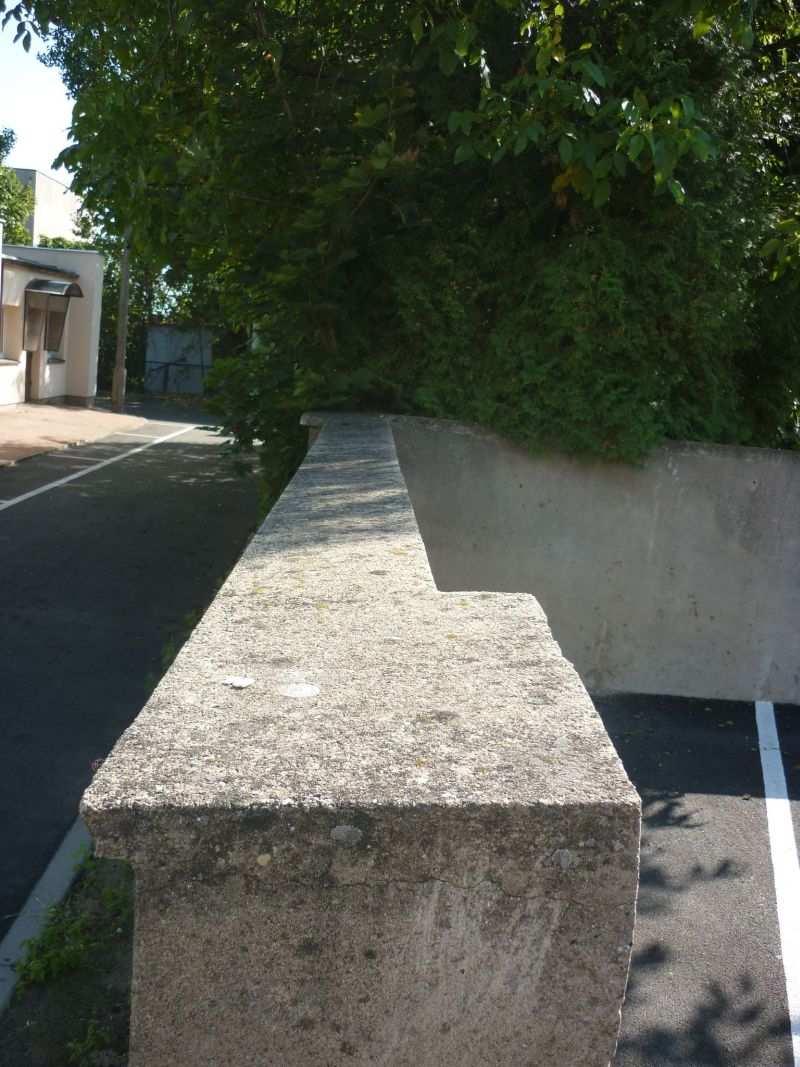 3. Naprawa oraz wykonanie tynku wodoodpornego na muru przy parkingu Str: 13 powierzchnia górna muru: 0.61 * 0.61 + 4.95 * 0.4 + 0.61 * 0.61 + 14.50 * 0.40 + 13.20 * 0.