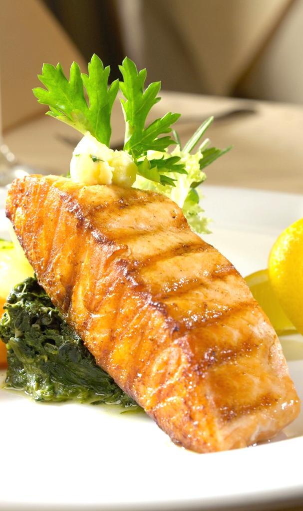 PROPOZYCJA III ZUPA Krem szparagowy z grzankami serowymi 250 ml DANIE GŁÓWNE (serwowane) Grillowany duet karkówki i fileta drobiowego przekładany chrupiącym bekonem z dodatkiem ziemniaków szwedzkich