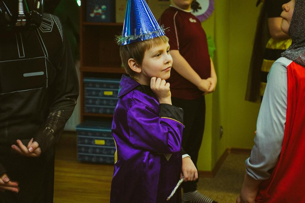 Dominik: Czarodziejem Daniel: Rycerzem Piotrek: Królewną Maciek: Piratem Jędrzej: Jestem przebrany za rycerza.