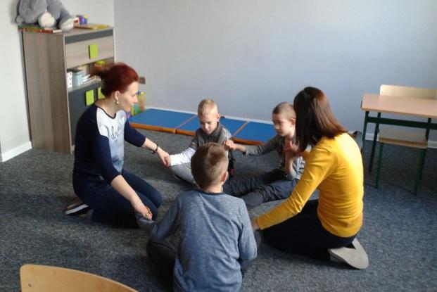 Pani mówi, że mam też dużą wyobraźnię przestrzenną i już nie raz ją zadziwiłem, układając jakąś budowlę dokładnie według schematu. To jest mój kolega Kacper :) Zna już wszystkie litery i sam czyta.