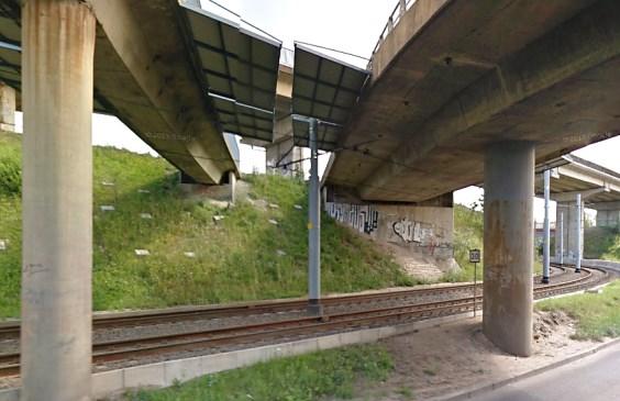 Pokonanie 26-metrowego odcinka pod parą kolejnych wiaduktów i stalowymi osłonami każdorazowo powodowało natomiast przełączenie na pomiar kodowy i chwilowe przerwanie