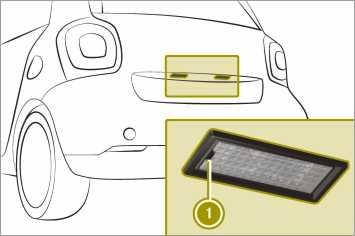 X smart fortwo cabrio: Odchylić dach składany z tyłu do góry. X Poluzować śruby :. X Wyjąć lampę tylną. X Wsunąć ostrożnie płaskie narzędzie pod trzpień z tworzywa sztucznego wtyku.