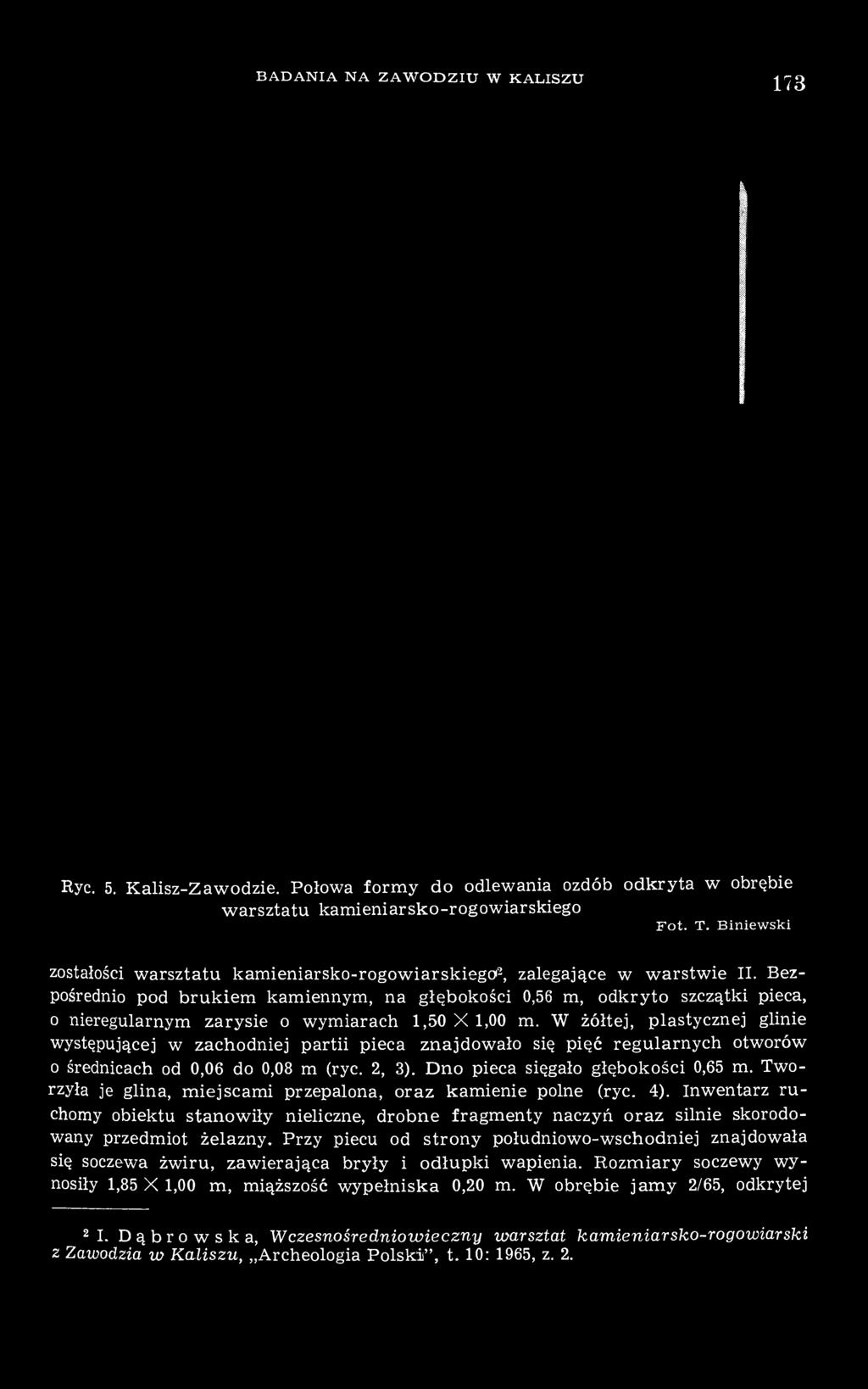 Bezpośrednio pod brukiem kamiennym, na głębokości 0,56 m, odkryto szczątki pieca, o nieregularnym zarysie o wymiarach 1,50 X 1,00 m.